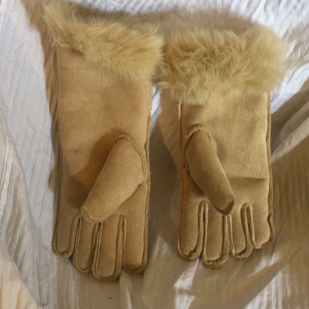 Women’s soft lamb skin  and faux fur lined gloves